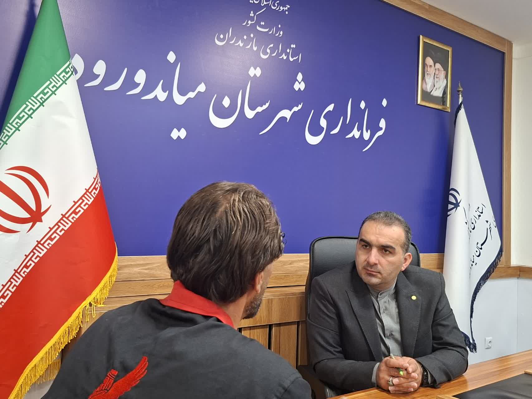 پاسخگویی فرماندار به شهروندان در میز ارتباطات مردمی